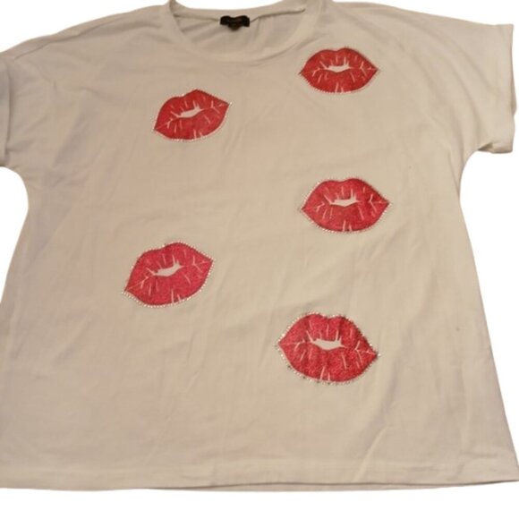 Red Lip Print Tee – Rhinestone Kiss Graphic | Flirty & Fun Statement Top Size XL - Picture 2 of 9